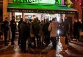 フランス北部ダンケルク（Dunkirk）にある新聞の販売店で、風刺週刊紙シャルリー・エブド（Charlie Hebdo）の本社襲撃事件後初となる最新号の発売に合わせて列を作る客（2015年1月14日撮影）。(c)AFP/PHILIPPE HUGUEN