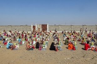 世界最悪の人道危機、避難民に支援物資 イエメン内戦