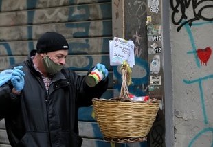 ベランダからつるした「連帯の籠」で支え合う、コロナ禍の伊ナポリ