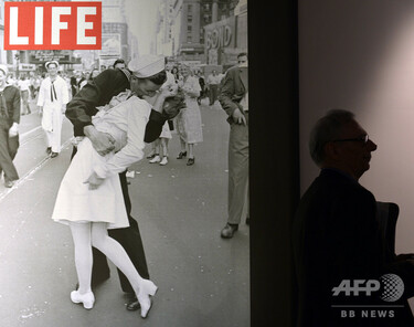 勝利のキス」像、女性の脚に#MeToo落書き 米フロリダ州 写真1枚 国際