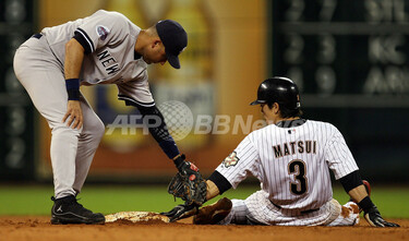 松井稼頭央キラ 2004年4月の開幕戦の1回表、メッツの松井稼頭央内野手（右）が