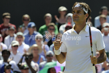 フェデラー カルロビッチを下し準決勝進出、ウィンブルドン選手権 写真