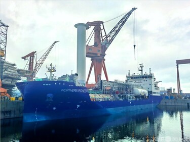 世界初の7500立方メートル液化二酸化炭素運搬船が試験航海 写真1枚