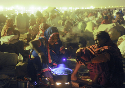 儀式の供え物を食べ11人死亡、コメに毒混入か インド