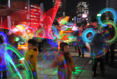 光る棒で小正月の伝統行事、韓国エバーランド