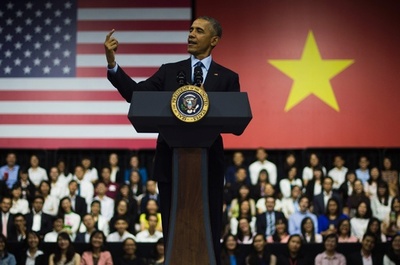 米大統領、ベトナムの若者たちから質問攻め ラップから大麻まで