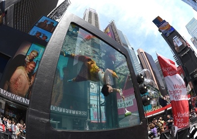 タイムズスクエアに巨大水槽、パフォーマンスアートで気候変動PR