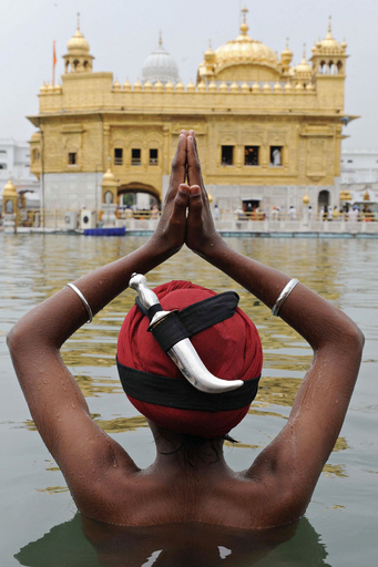 黄金寺院で「殉教者の日」祝う印シーク教徒ら
