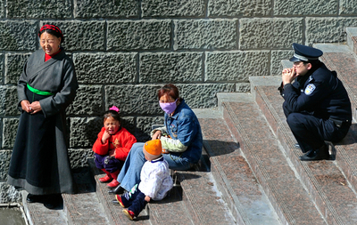 チベット自治州の地元政府建物で爆発、中国・四川省