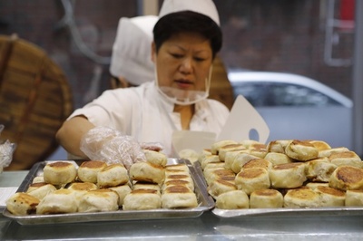 上海、ネットで大人気の月餅店に行列 7〜8時間並ぶ人も