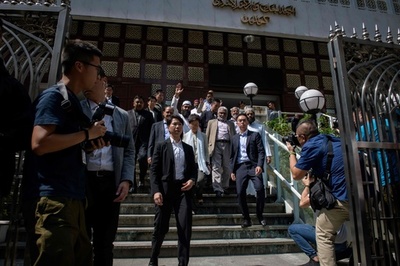 香港モスク、デモ鎮圧で青い放水浴びる 林鄭氏らが訪問し謝罪