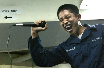 カラオケのマイク独り占めでトラブル、胸刺され死亡 マレーシア