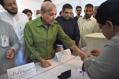 パキスタン総選挙、投票開始 元クリケット選手率いる野党 躍進の見込み