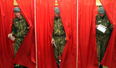 議会選挙控えたベラルーシ、兵士らが期日前投票