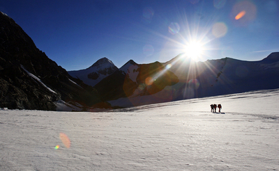 米登山隊ツイード姿でエベレストに挑戦、83年前落命した英国人登山家のなぞを追う