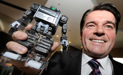 エネルギー相会合、政府が各国閣僚に「ともだち」ロボットをプレゼント