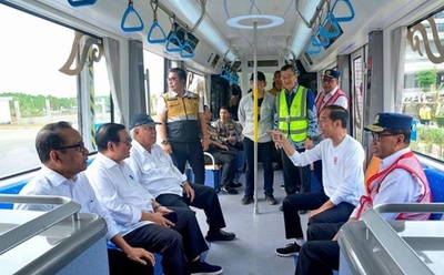 インドネシア大統領 中国のスマートレールシステムに試乗