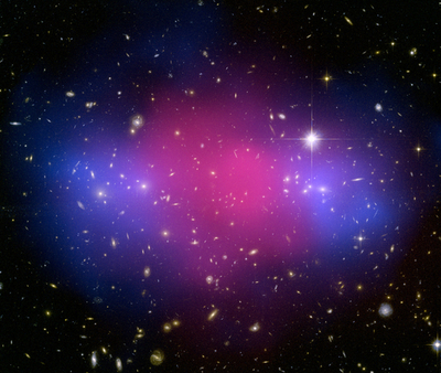 ダークエネルギー、宇宙を膨張させると同時に物質を縮小 米研究