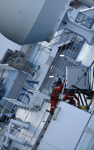 座礁の豪華客船、約1年後の今も横たわる イタリア