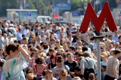 モスクワ地下鉄で火災、4500人避難