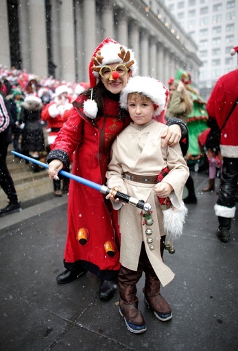 雪が舞う米NYで恒例の「サンタコン」開催