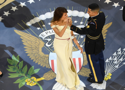 メラニア夫人、ファーストレディー初日の装いに称賛続々