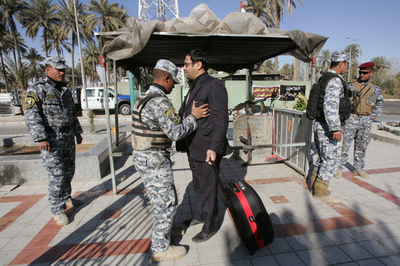 シーア派聖廟近くで女が自爆、巡礼者など35人死亡 バグダッド