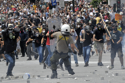 ギリシャ議会、緊縮策可決 デモ隊と警官隊が衝突