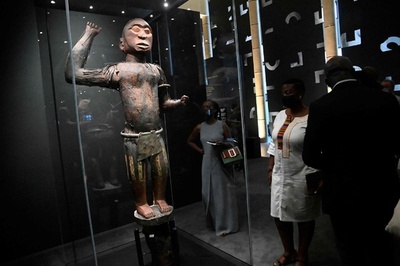 ベナン、仏から返還された文化財の展覧会開催