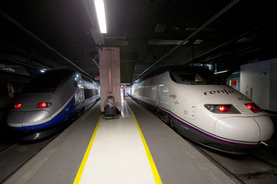 仏TGV、衝突死した遺体が車両に張り付いたまま走行