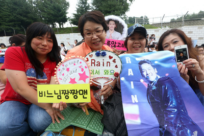 歌手の「ピ」除隊、ファン700人集まる　