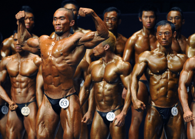 見よこの肉体美！香港でボディービルディング大会