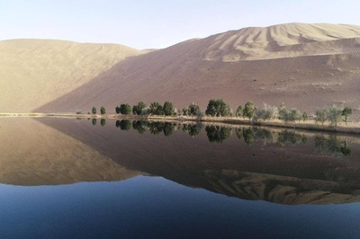 バダインジャラン砂漠に点在する湖群、人と自然の調和ある共生目指す