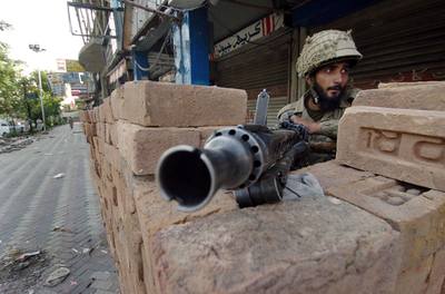 パキスタン当局、モスクの遺体から外国人過激派を捜索