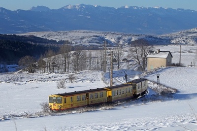 雪のピレネー山脈を走る「黄色の列車」、仏 