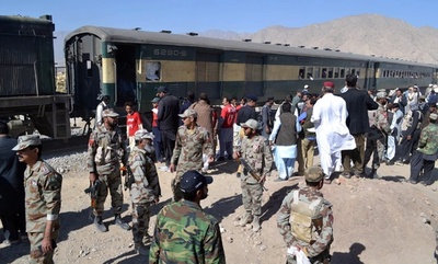 パキスタン南西部で線路に爆弾、15人が死傷