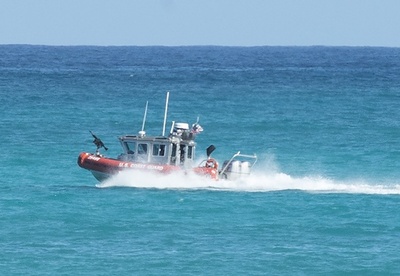 米ハワイ、観光ヘリ墜落現場で6人の遺体収容 1人は依然不明