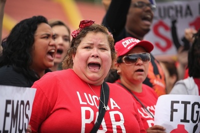 ファストフード労働者が全米150都市でデモ、逮捕者44人