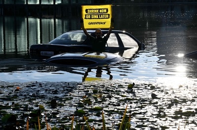池に車沈め自動車業界に抗議 環境団体、独モーターショー控え