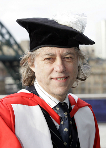 ミュージシャンのゲルドフ氏、貧困撲滅活動で民法学名誉博士号 - 英国