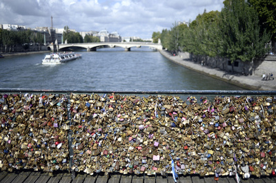 パリ市が「愛の南京錠」対策、金網撤去しアクリル板に