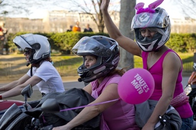 壮観華麗！女性ライダーがエッフェル塔前に大集合