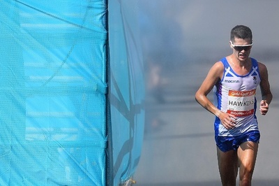 マラソン独走選手が酷暑で倒れ救急搬送、対応に批判の声も 英連邦大会