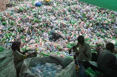 【今日の1枚】手作業で切り崩すプラスチックの山 パキスタン