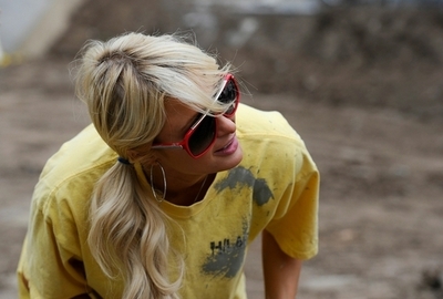 パリス・ヒルトン、社会奉仕にハイヒール姿でペンキ塗り