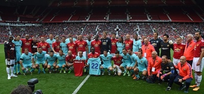 マンUとバルサのOBが慈善試合、両都市で発生した事件の被害者を追悼