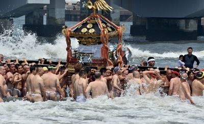 江の島天王祭、威勢よく海に繰り出すみこし