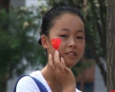 【動画】五輪期間中、国旗色に染まる北京