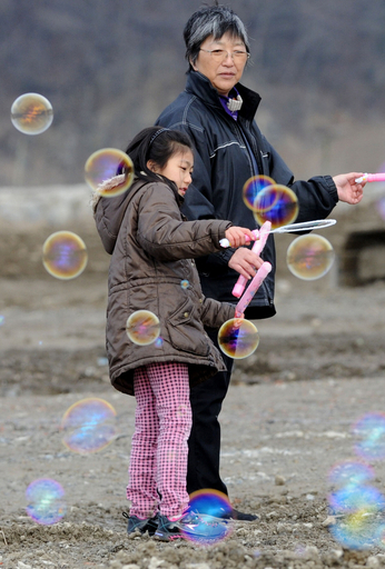 被災地・大川小に飛ぶシャボン玉