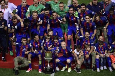 最後もメッシの魔法、バルサが国王杯制し監督の花道飾る